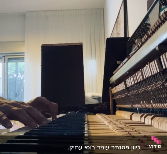 ידיים מכוונות פסנתר עם קלידים פתוחים